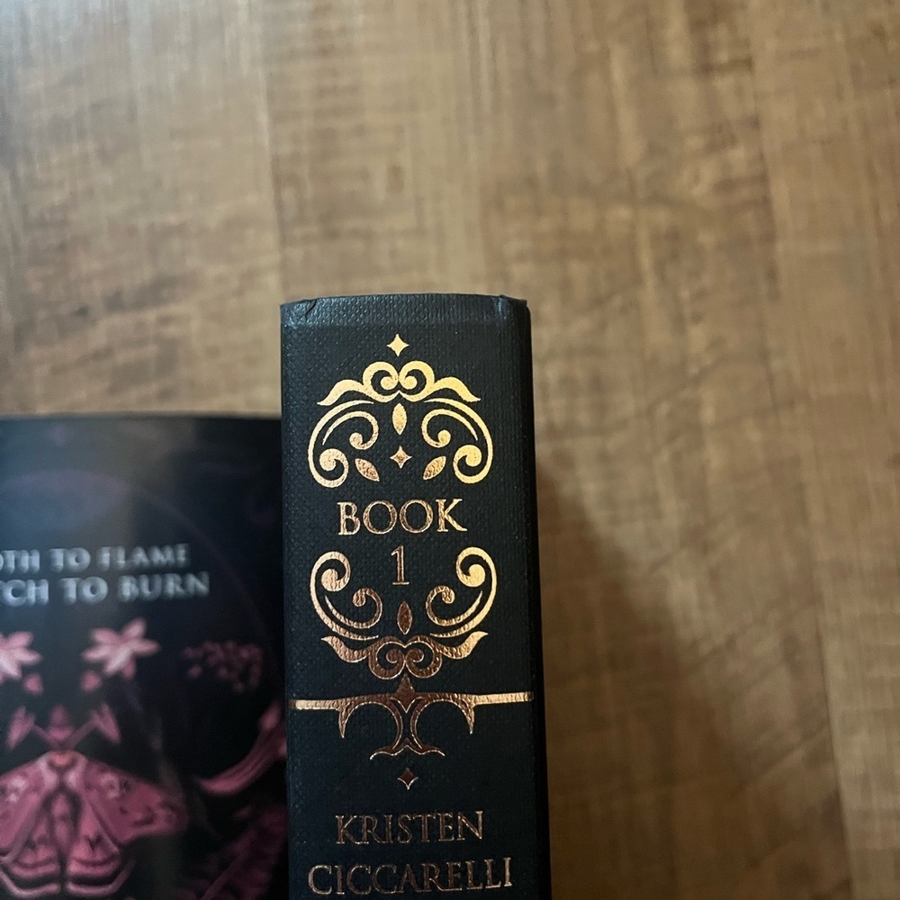 Fairyloot The Crimson Moth - Picture 7 of 10